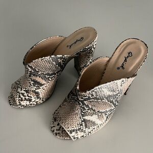 Qupid Women's Faux Snakeskin Open Toe Slip-on Heels Size 7